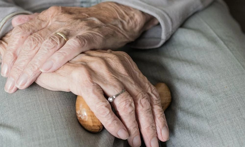 Σουηδία: Επιτροπή κατά της κυβέρνησης για τους πολλούς θανάτους ηλικιωμένων